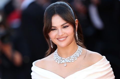 Seide, Spitze und intime Details – die Brautkleider von Selena Gomez