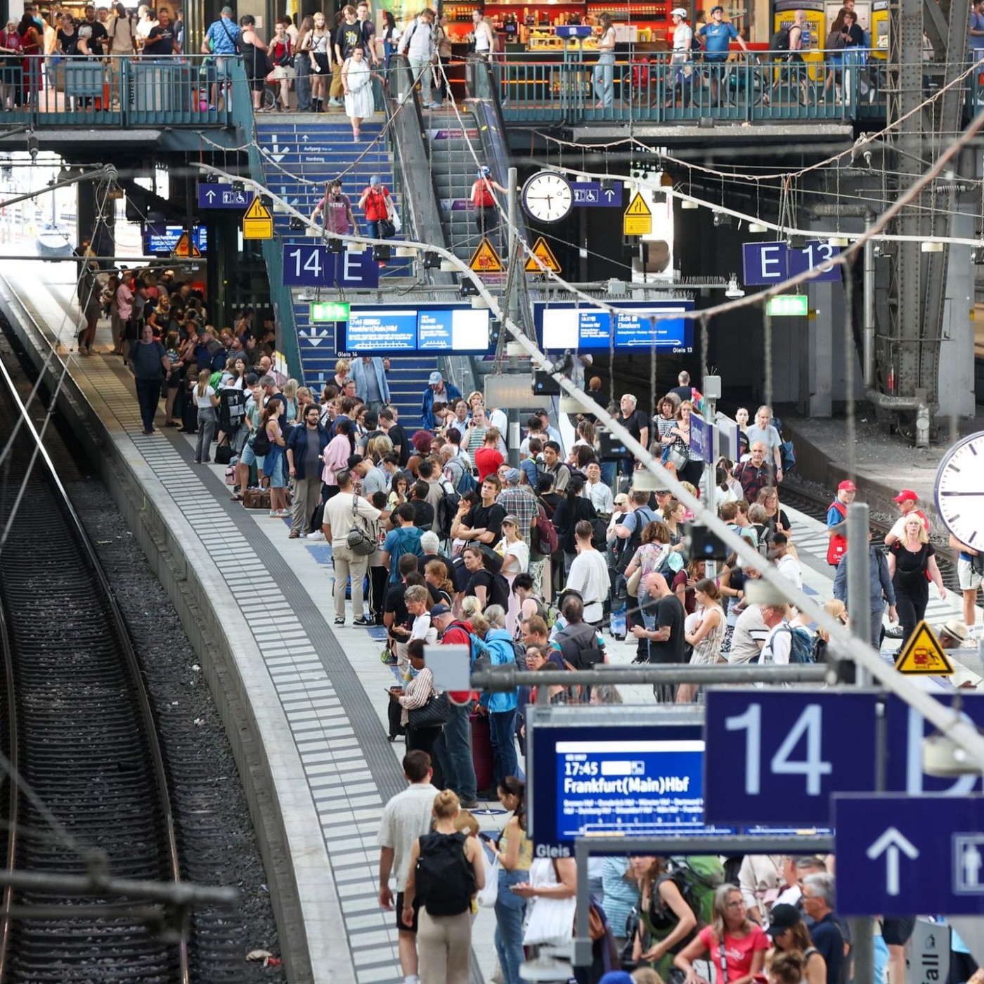 Volle Züge am Wochenende - Baustellen bremsen Verkehr aus