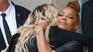 Janet und Paris Jackson liegen sich in den Armen