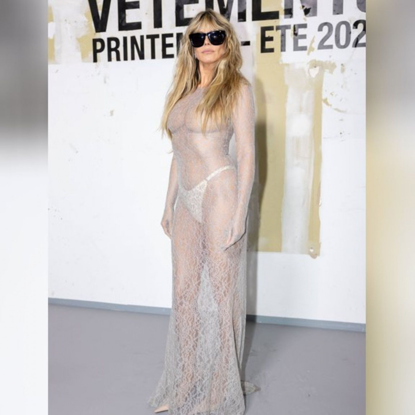 Mutiger Auftritt in gewagtem Kleid