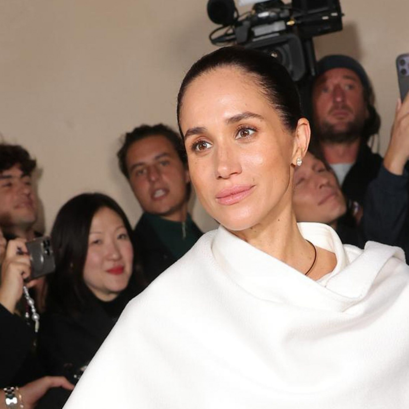 Herzogin Meghan feiert Premiere auf der Paris Fashion Week
