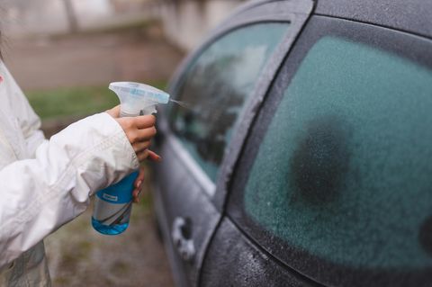 Zugefrorene Scheiben und Schlösser: Diese Hilfsmittel sind für Autofahrer ein Muss