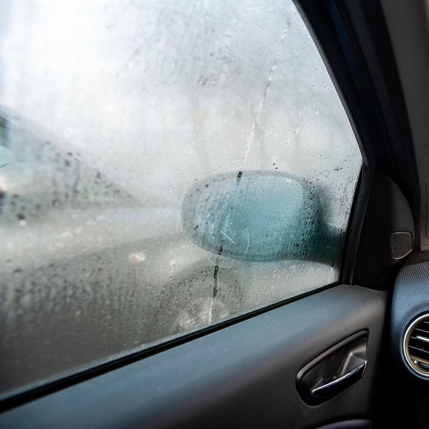 Beschlagene Scheiben? So mindern Sie Feuchtigkeit und Schimmel im Auto
