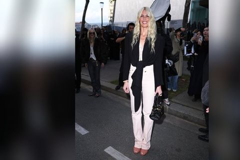 Sie strahlt auf der Paris Fashion Week