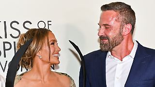 Jennifer Lopez und Ben Affleck posieren gemeinsam auf dem roten Teppich