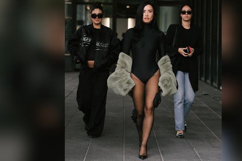 Nur in Strumpfhosen und Body bei Coperni-Show