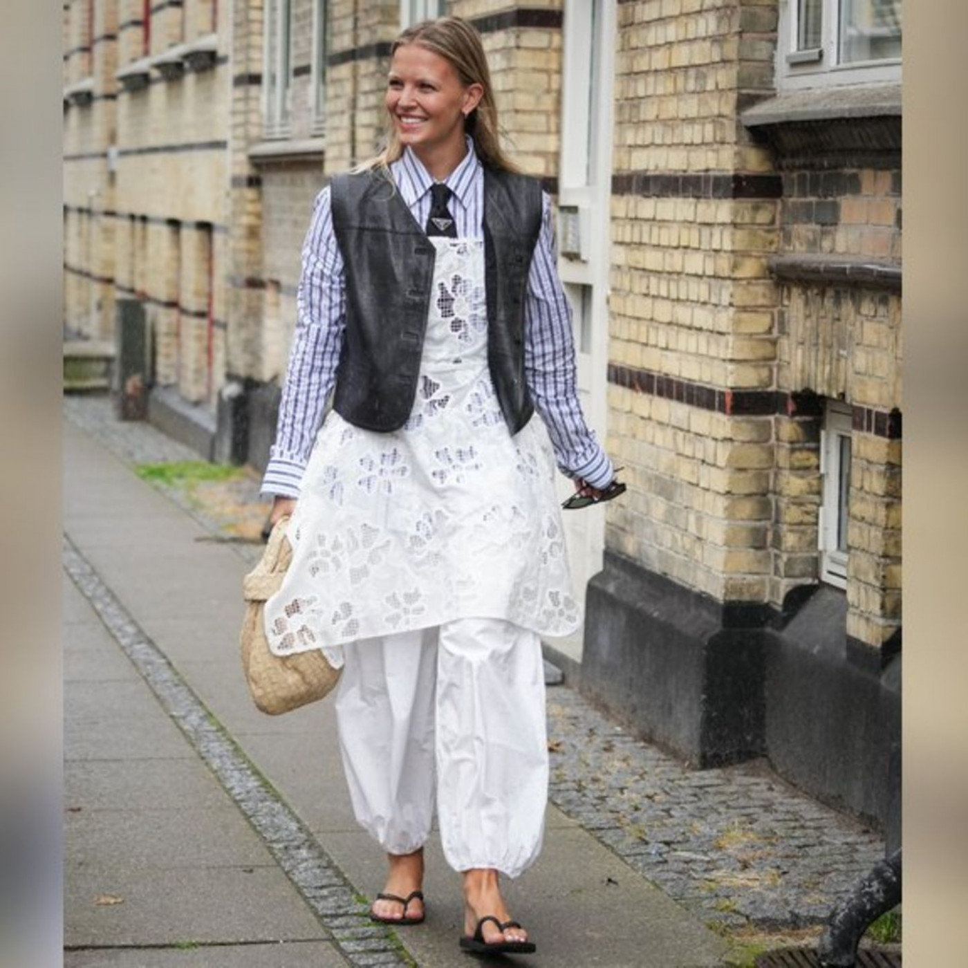 Wie tragbar ist das Kleid-über-Hose-Comeback?