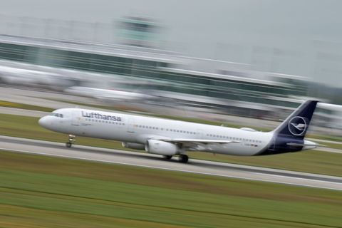 Lufthansa-Chef: E-Fuels gehören in Flugzeuge statt in Autos
