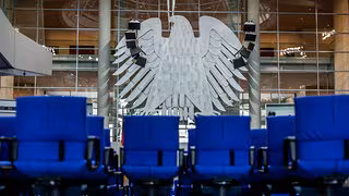 Warum zahlen Politiker nicht in die gesetzliche Rentenkasse ein, obwohl viele von ihnen es wollen?