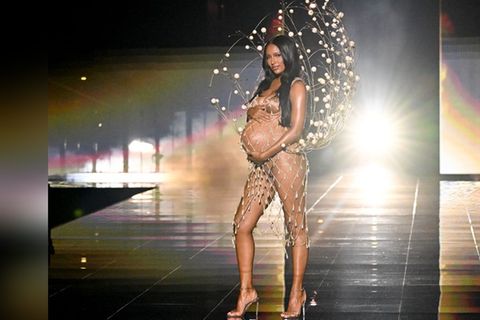 Schwangeres Model zieht alle Blicke auf sich