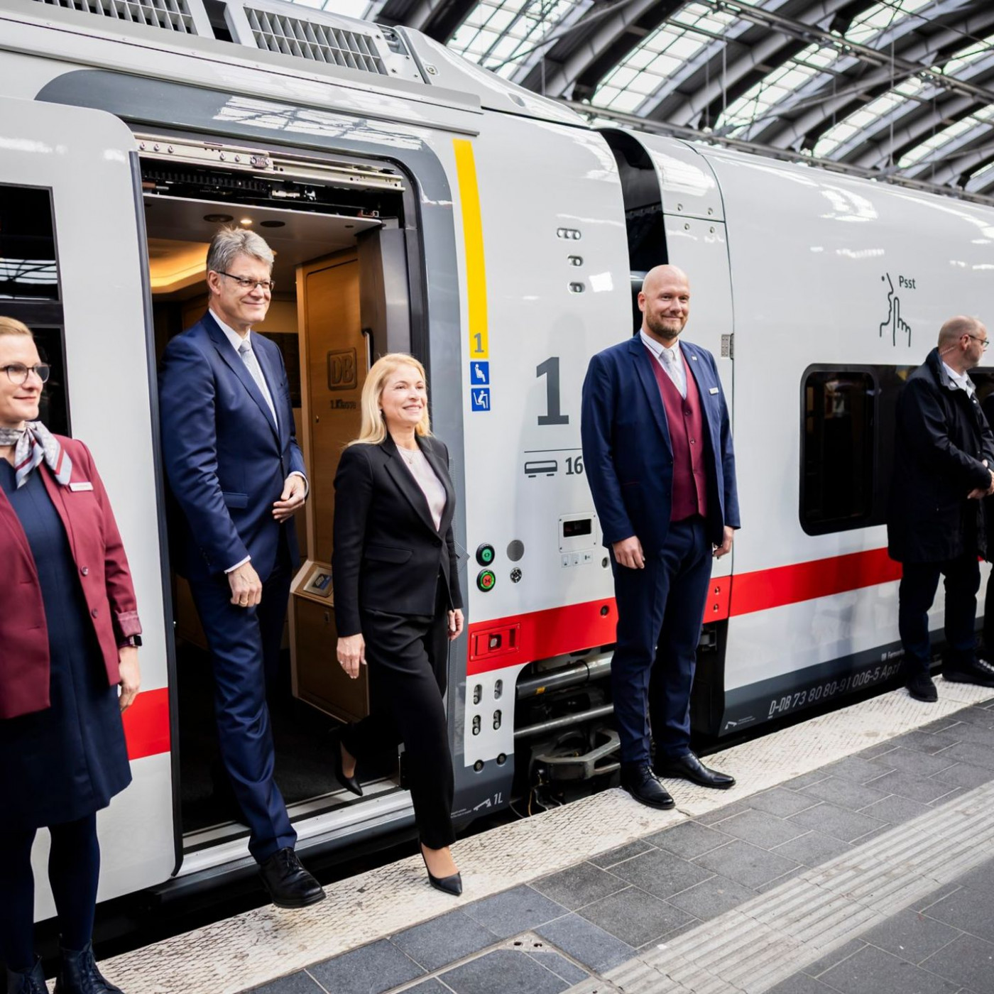 Stufenlos und besserer Empfang – Bahn stellt ICE L vor