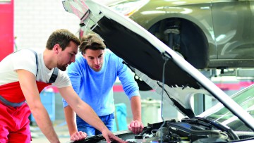Kosten, Zusatzarbeiten, Leihwagen: Gen Z fürchtet Werkstattbesuche