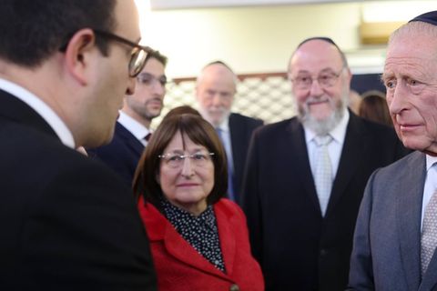 Er besucht Synagoge in Manchester