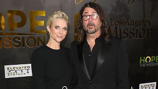 Dave Grohls Frau begleitet ihn auf roten Teppich