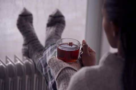 Kalte Hände und Füße: Mit diesen Tipps halten Sie sich im Homeoffice warm