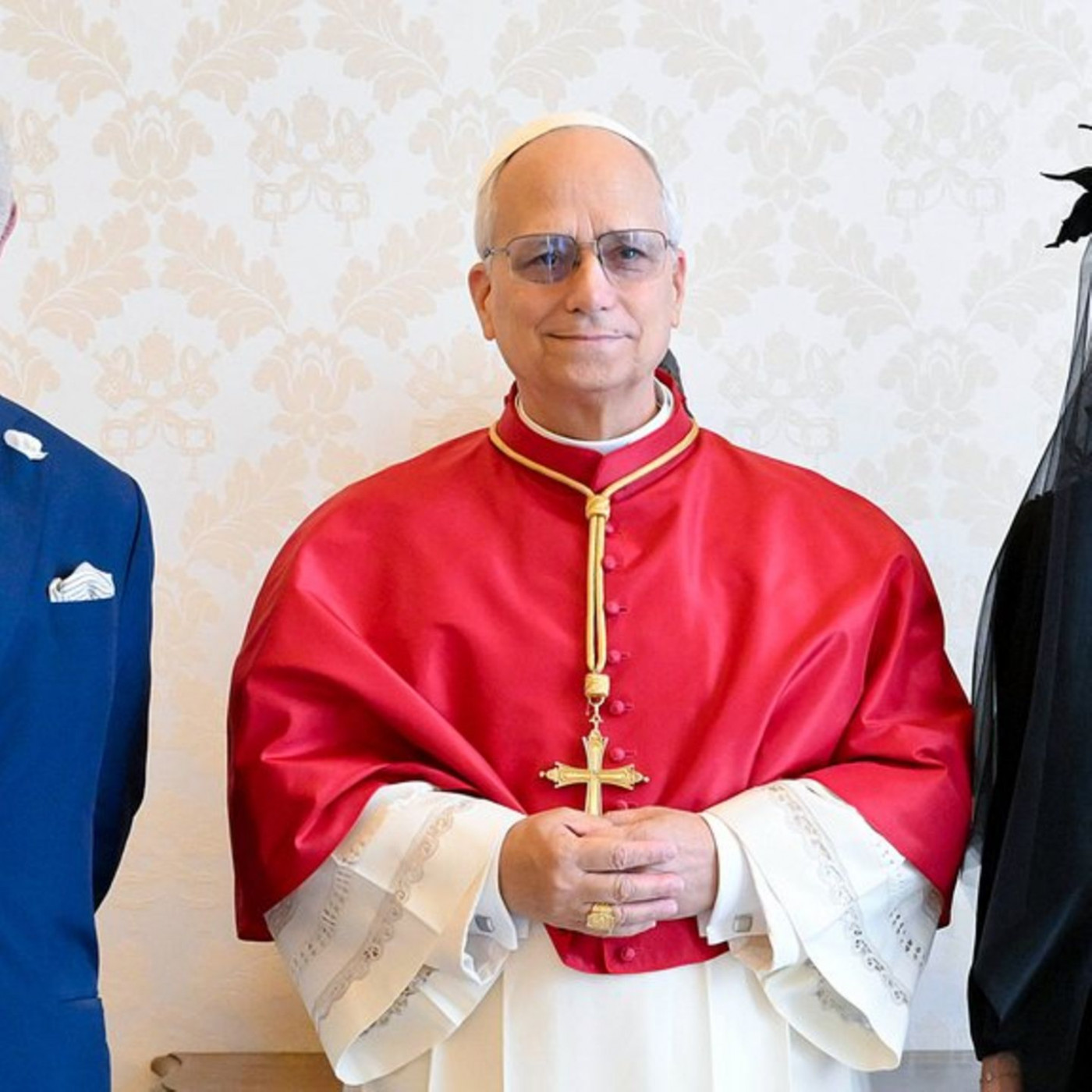 Papst Leo betet mit König Charles