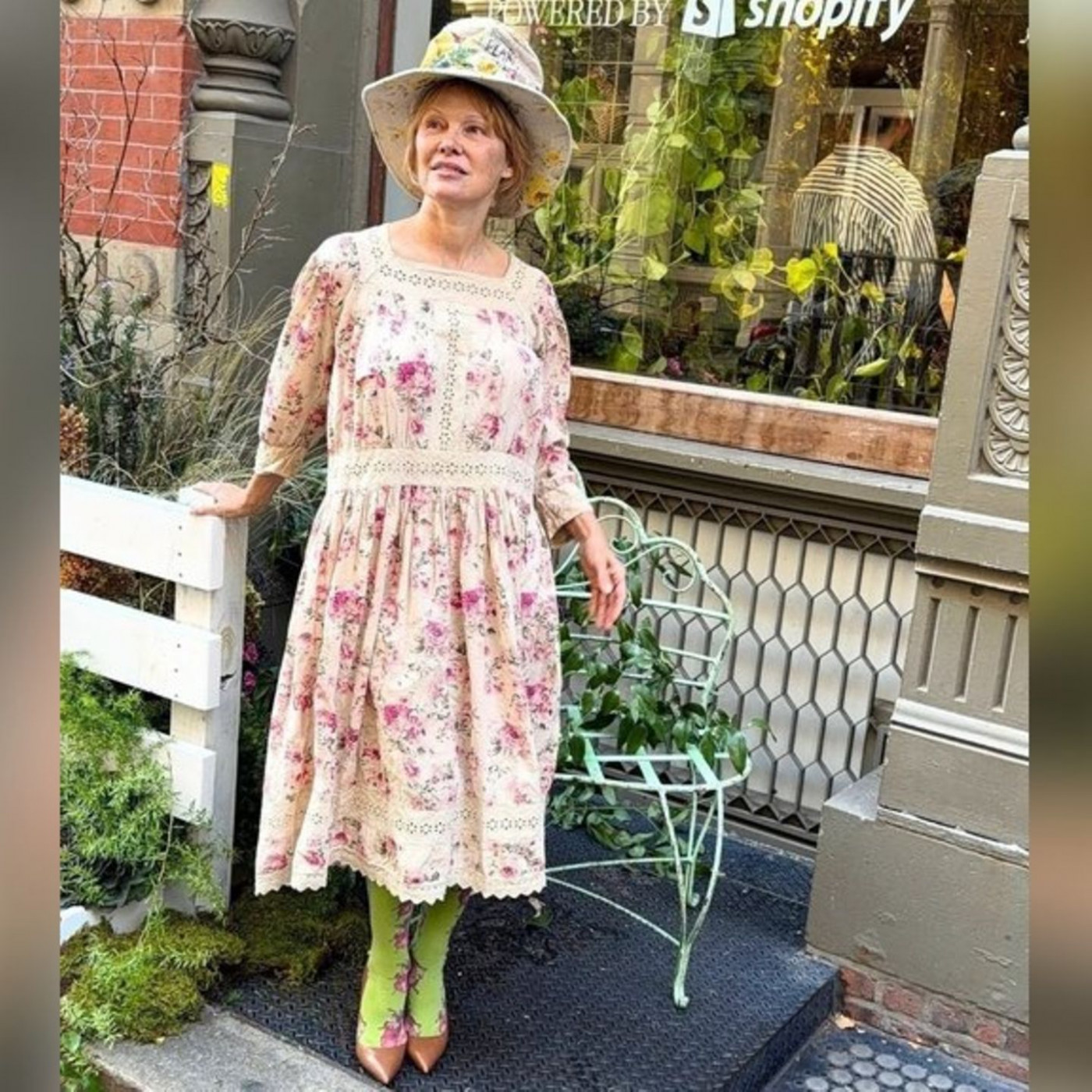 Dieses Blumenoutfit sorgt für Aufsehen