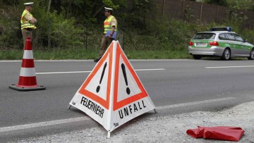 Polizisten auf der Autobahn: Unfall-Mitschuld wegen mangelnder Verkehrs-Beobachtung