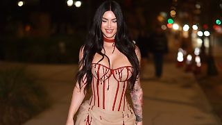 Megan Fox zeigt sich im Blut-Kleid