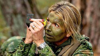 Königin der Niederlande nimmt an Militärübung teil