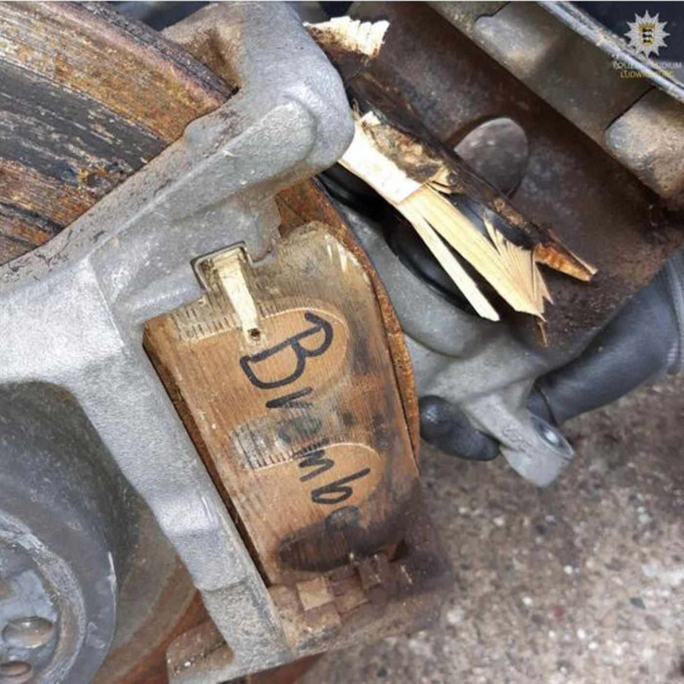 Luxus-Mercedes bremste nicht – Polizei findet Bremsklötze aus Holz