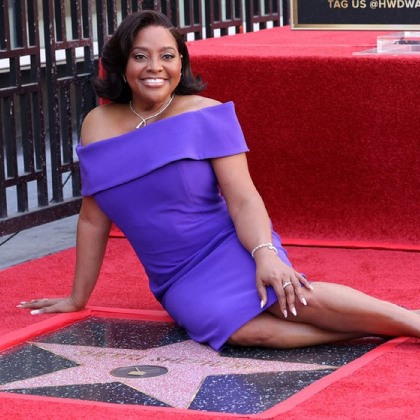 Moderatorin enthüllt Stern auf Walk of Fame