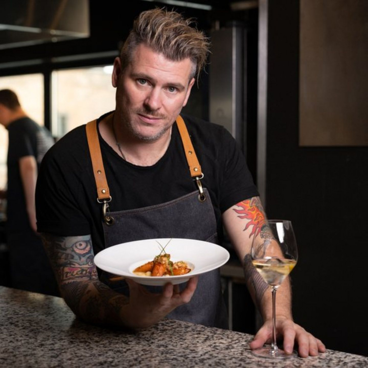 Zuhause reicht ihm ein Teller Nudeln