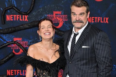 Sie schwärmt von ihrem TV-Vater David Harbour
