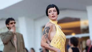 Übergriffiger Fan begrapscht Halsey während eines Auftritts