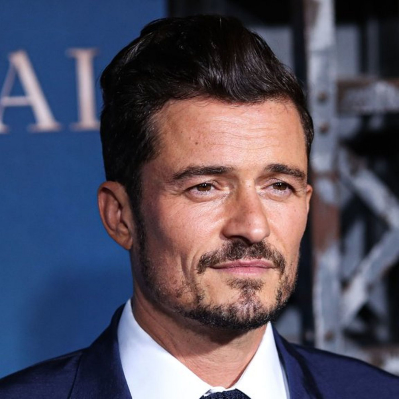 Er posiert mit Kollegin im Katy-Perry-Kostüm