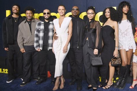 Er erscheint mit sieben Kindern bei Premiere