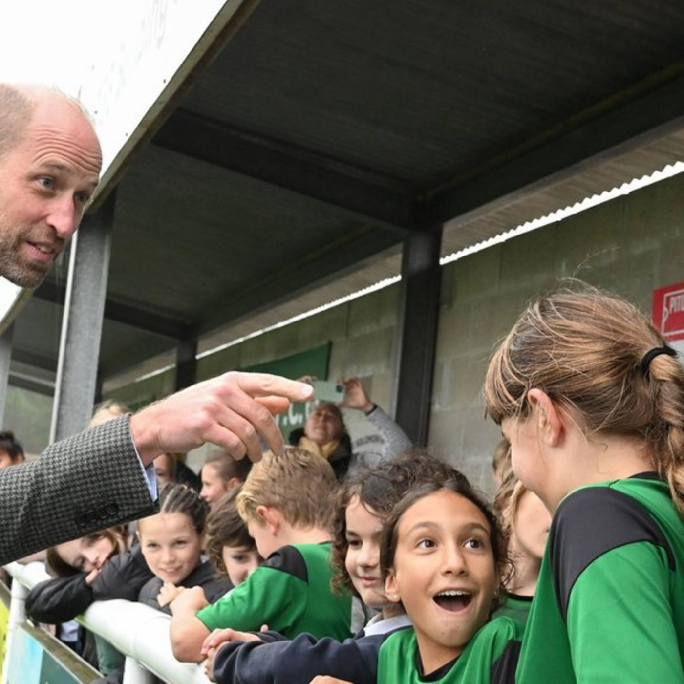 Thronfolger rettet Club vor Schlagloch-Chaos