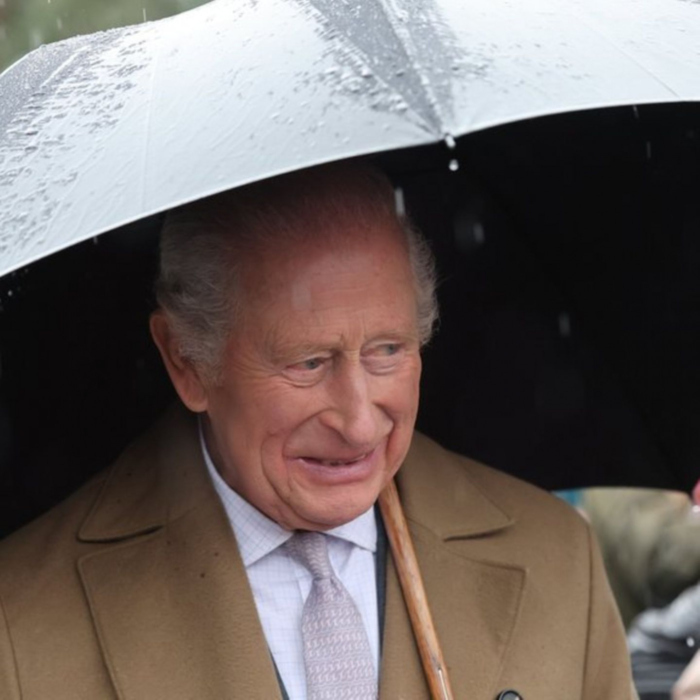 König Charles trotzt dem walisischen Regen