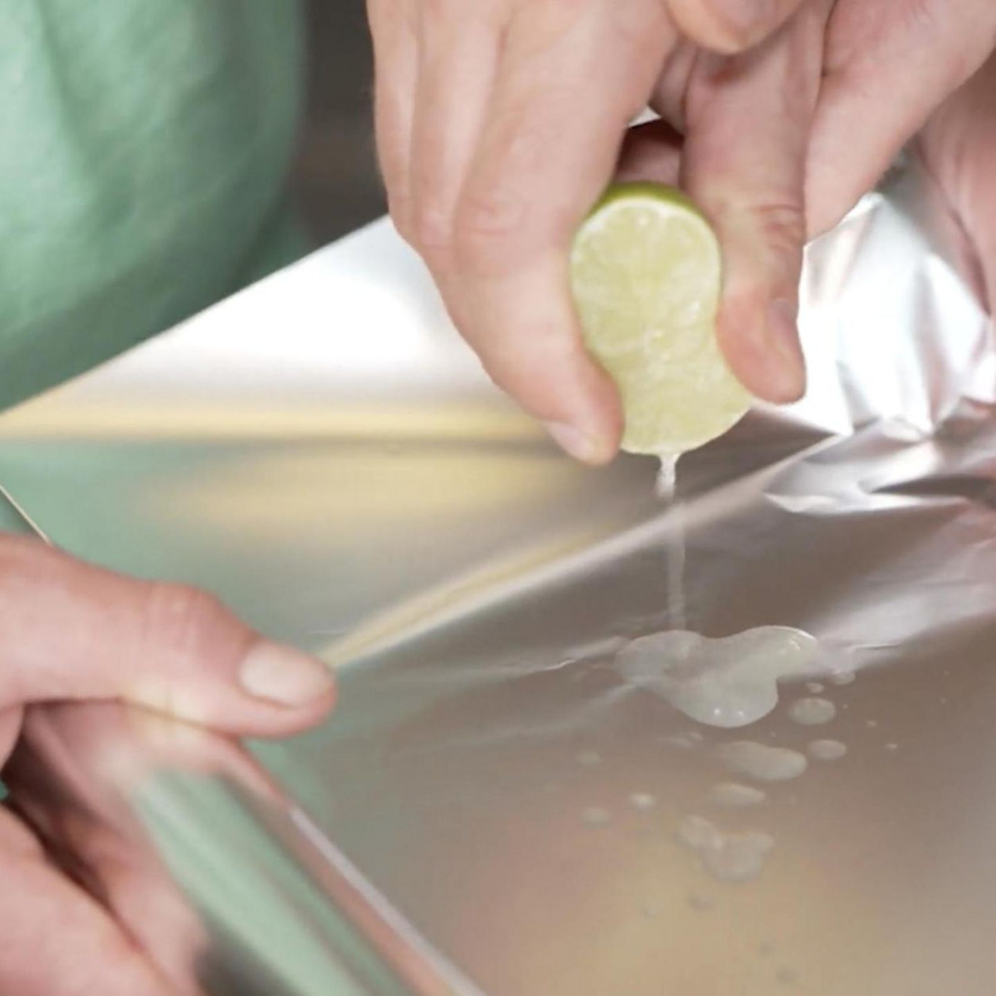 Expertin zeigt fünf smarte Haushaltshacks mit Alufolie im Alltag