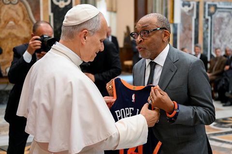 Schönen Dunk! Papst bekommt Basketball-Trikot von Regisseur Spike Lee