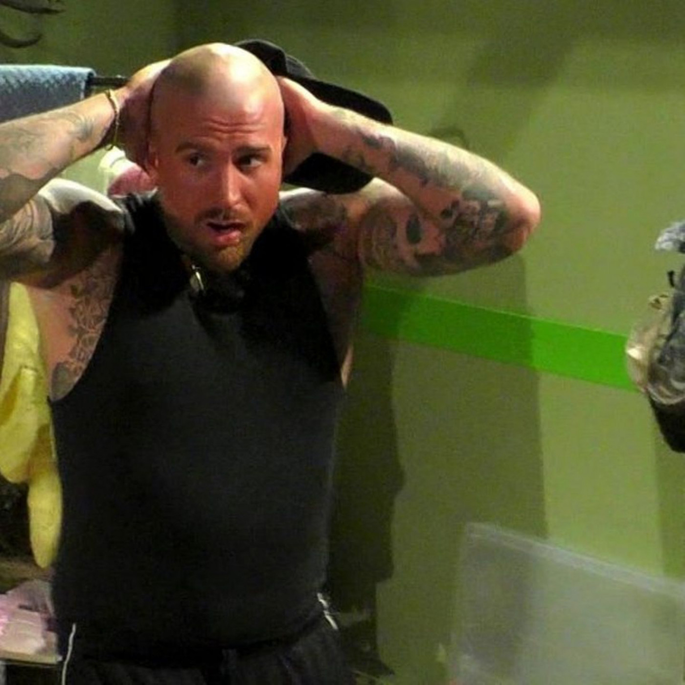 Er muss sich eine Glatze rasieren lassen