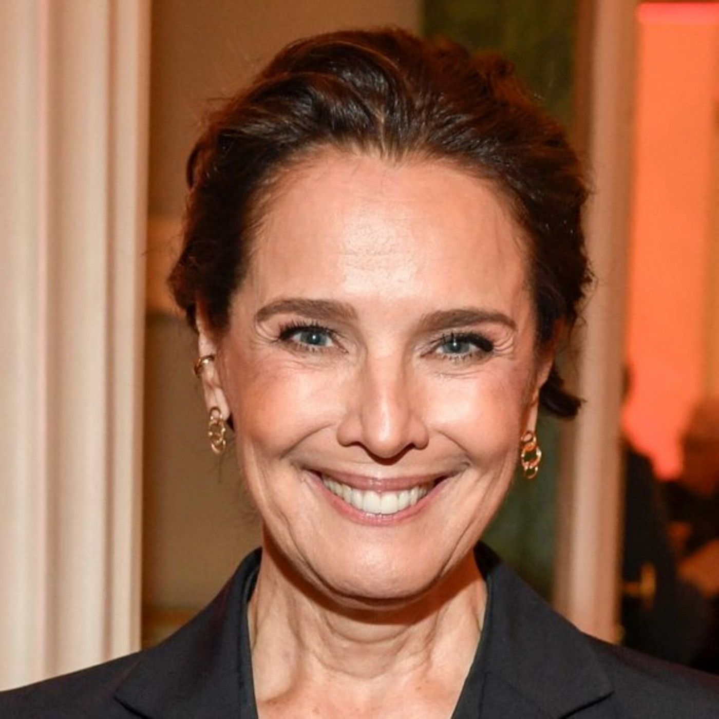 Désirée Nosbusch zeigt sich mit grauen Haaren