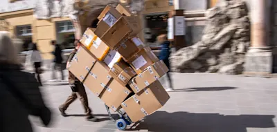 Regelmäßig Überstunden und nur Mindestlohn – daran krankt die Branche der Paketboten