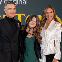 Ganz der stolze Papa auf dem roten Teppich