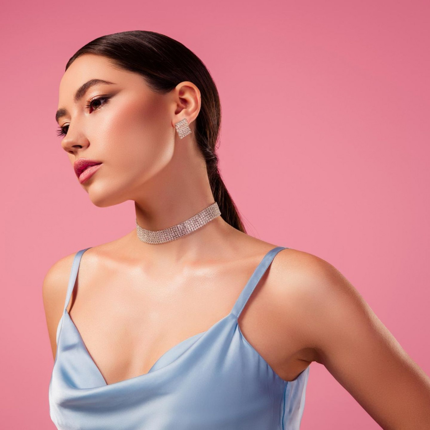 Das Satinkleid liegt 2025 im Trend – und so können Sie es stylen