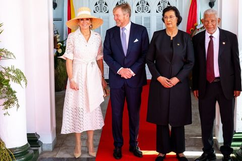 Königin Máxima strahlt im weißen Spitzenkleid