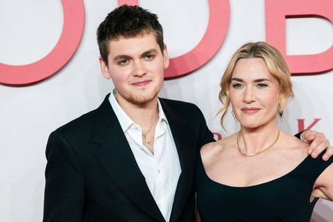 Im Partnerlook mit Sohn auf dem roten Teppich