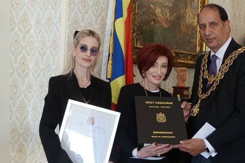 Familie nimmt Ehrenpreis für Ozzy entgegen