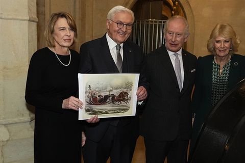 König Charles zeigt historischen Schlitten