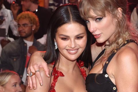 Taylor Swift und Selena Gomez feuern Travis Kelce an