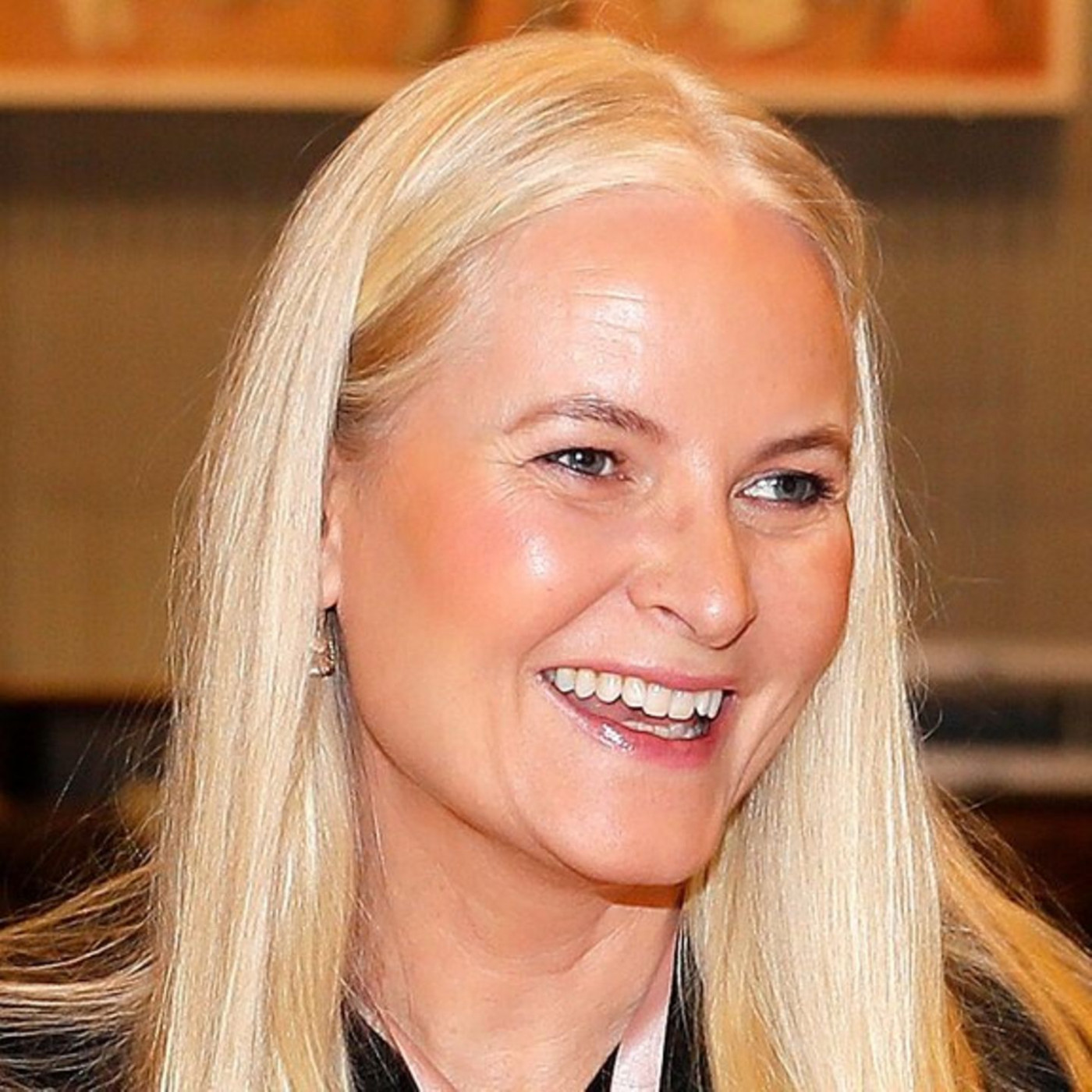 Kronprinzessin Mette-Marit lacht trotz des Skandals um Sohn Marius