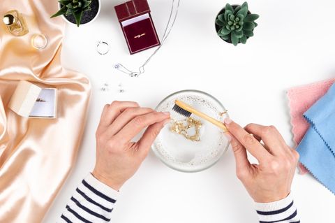 Staub, Schmutz, Schweiß: So befreien Sie Goldschmuck von Ablagerungen