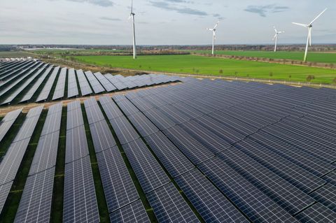 Erneuerbare decken fast 56 Prozent des Stromverbrauchs