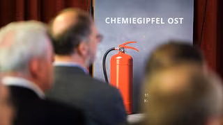 "Die H&uuml;tte brennt" &ndash; Chemiegipfel fordert schnelle Ma&szlig;nahmen