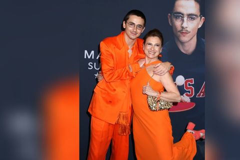 Mit seiner Mutter im knalligen Partnerlook